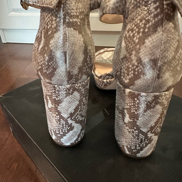 27 Edit by Naturalizer Sandal size 38 (8) in white/tan snakeskin pattern - Picture 5 of 9